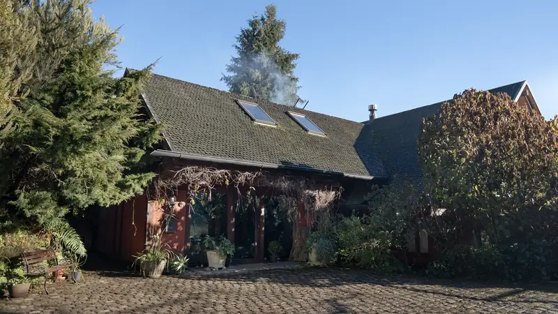 House with private parkland
